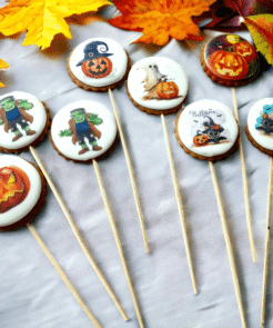 Alternative view of Helovino linksmieji sausainiai ant pagaliuko