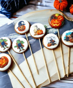 Helovino linksmieji sausainiai ant pagaliuko