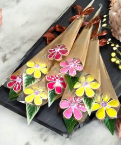 1 meduolinis žiedas, dailiame rudos spalvos popieriuje