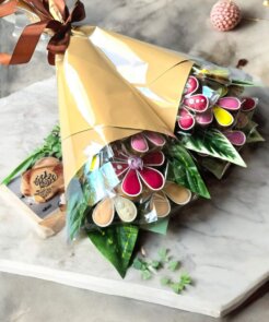 5 žiedų puokštelė, rudos spalvos popieriuje