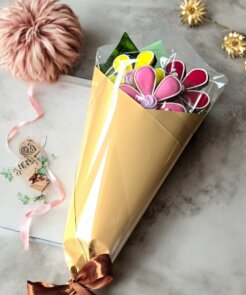 3 žiedų puokštelė, rudos spalvos popieriuje