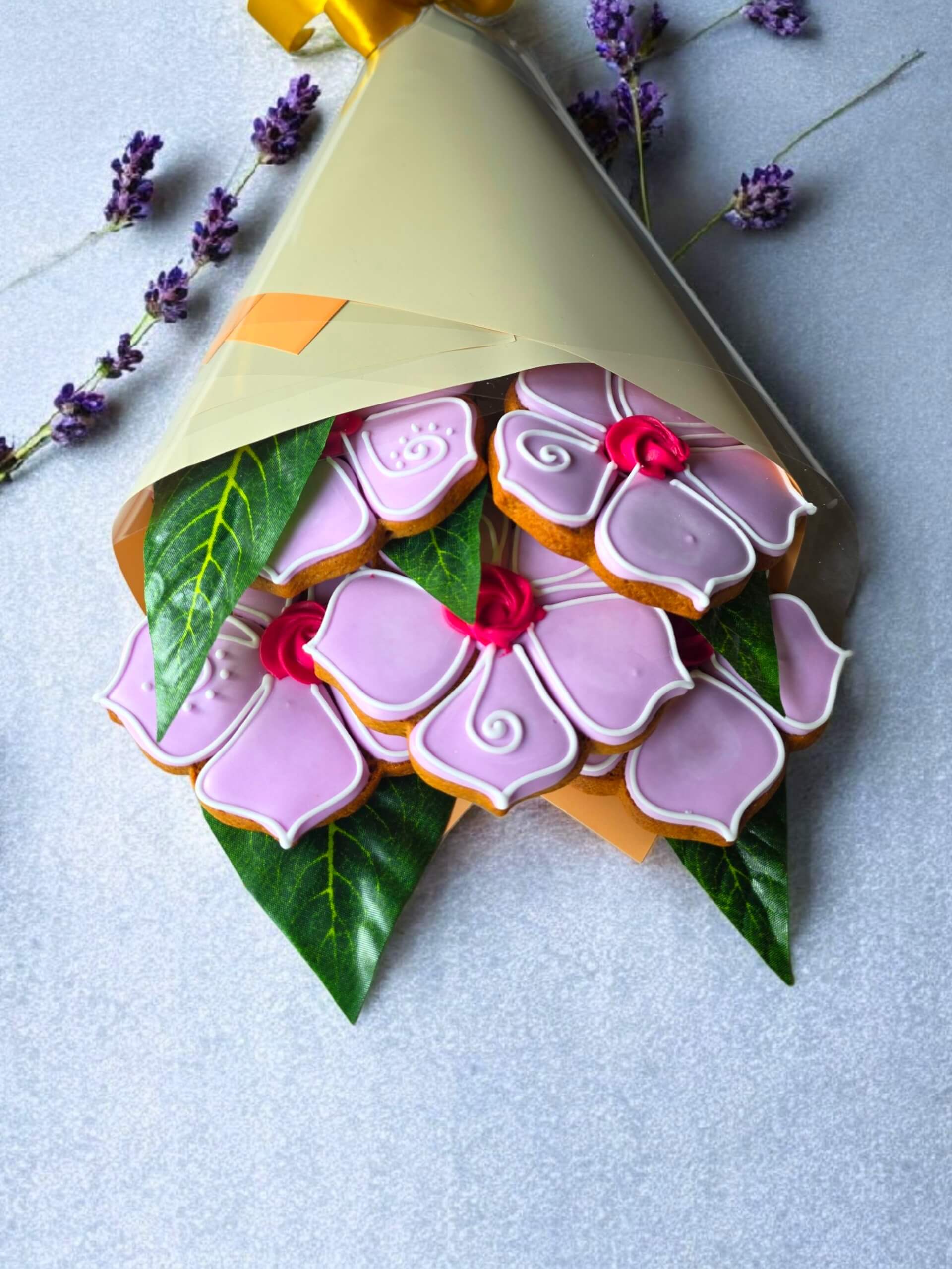 Alyvinių žiedų meduolių gėlių puokštė dovanai