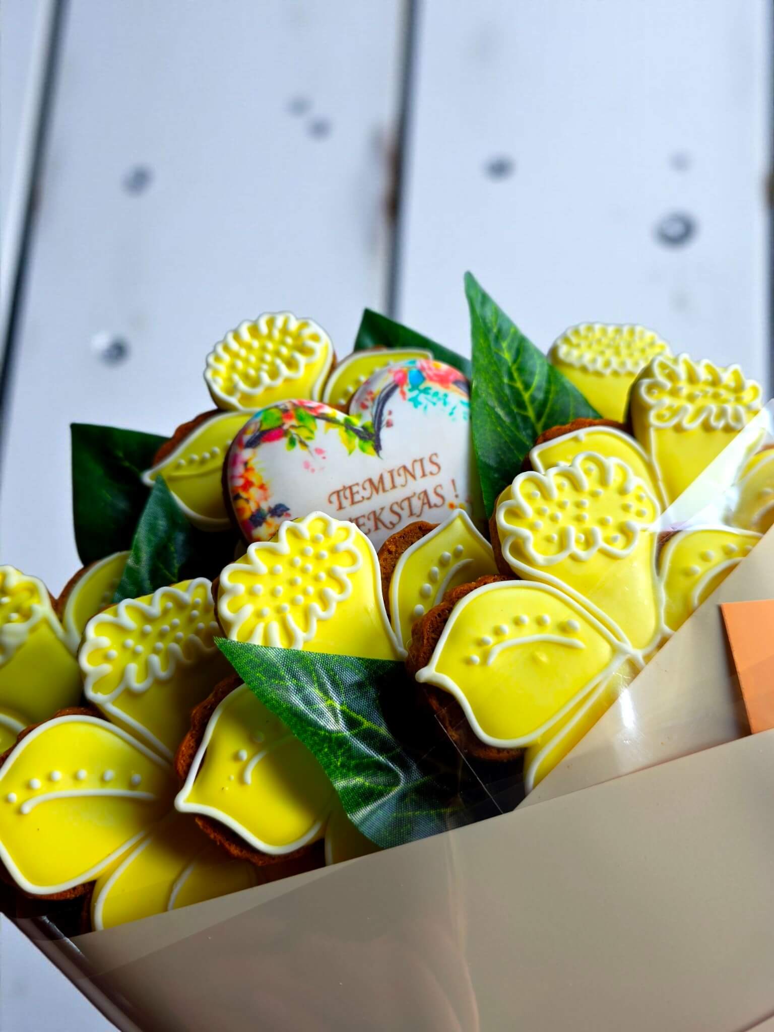 Geltonų žiedų meduolių gėlių puokštė dovanai