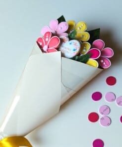 Alternative view of Valgoma puokštė Mamos dienai „Spalvingi žiedai“