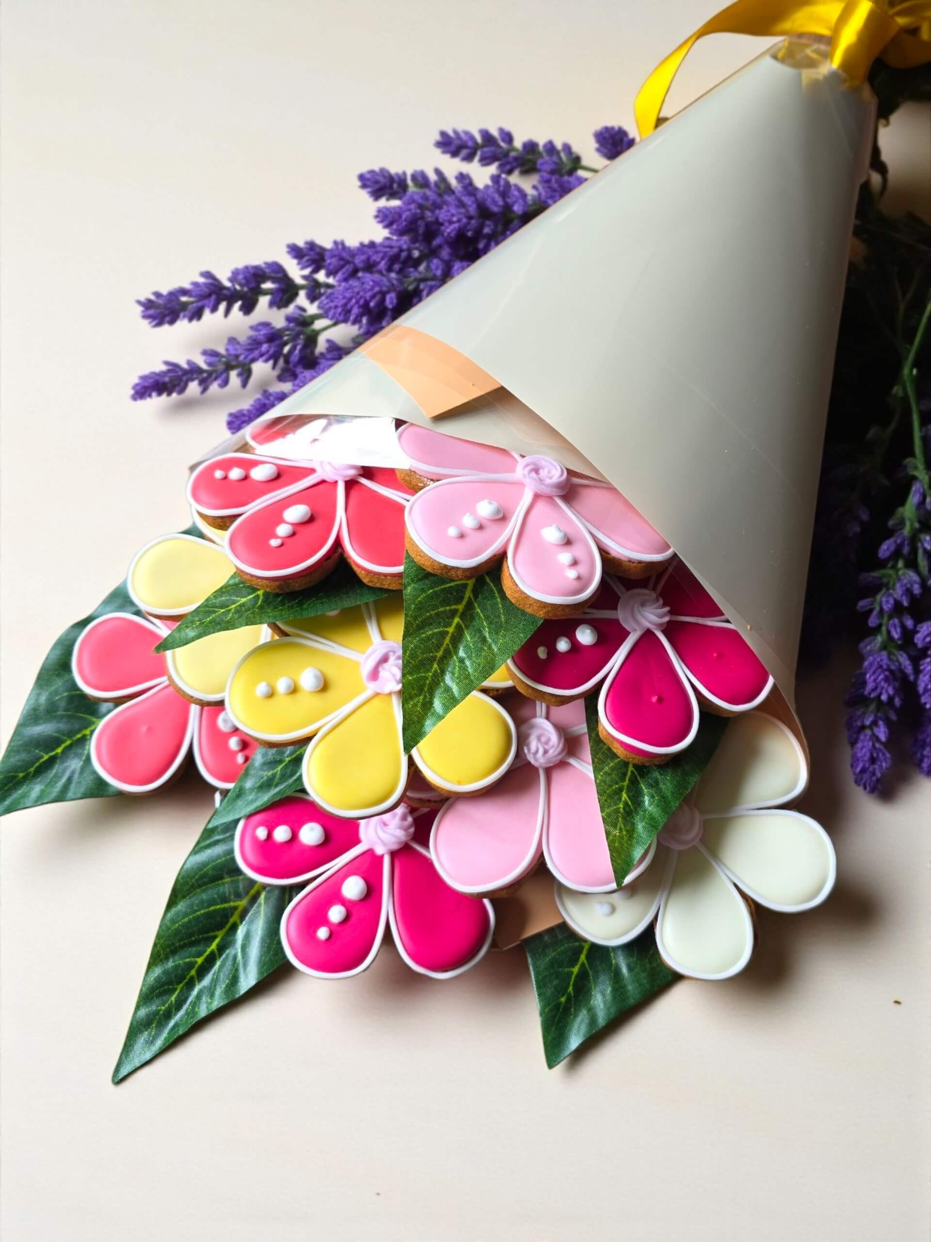 Spalvotų žiedų meduolių gėlių puokštė dovanai